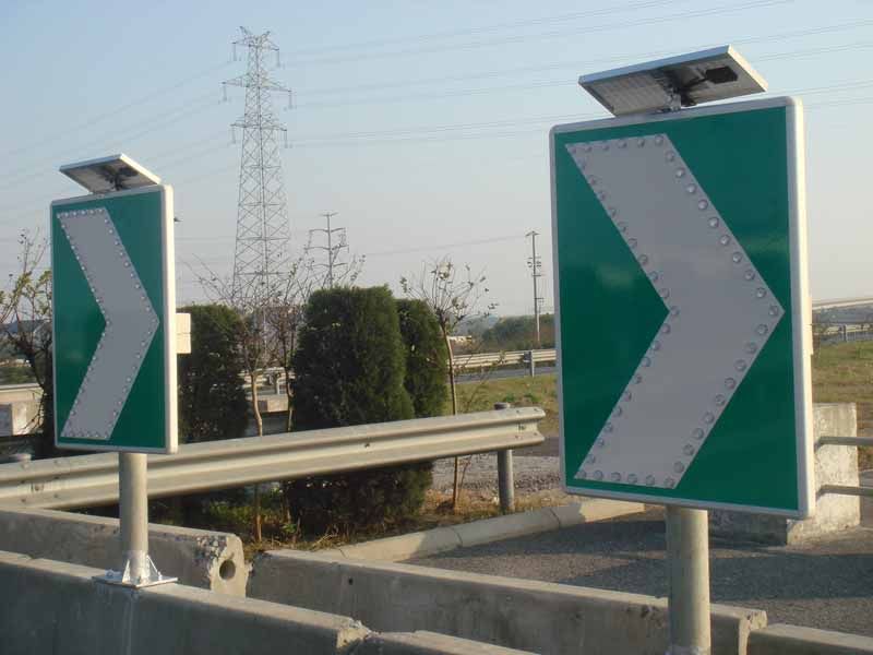 公路弯道线形诱导标志